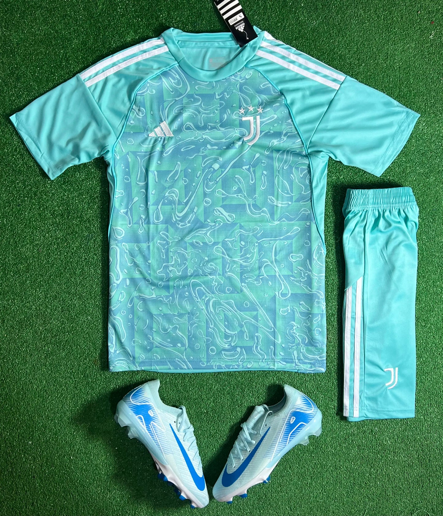 Tenue Juventus 2025/2026 – Maillot Officiel Réplica (Maillot + Short)